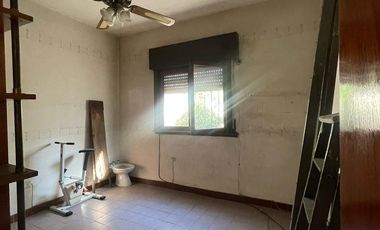 Casa en venta de 3 ambientes con patio y quincho con dormitorio y cocina -Wilde
