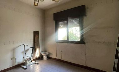 Casa en venta de 3 ambientes con patio y quincho con dormitorio y cocina -Wilde