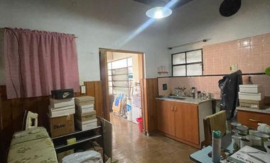 Casa en venta de 3 ambientes con patio y quincho con dormitorio y cocina -Wilde