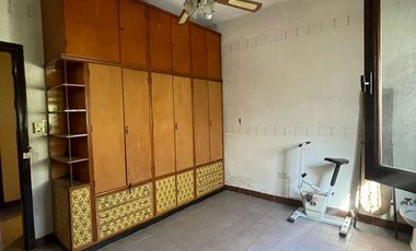 Casa en venta de 3 ambientes con patio y quincho con dormitorio y cocina -Wilde