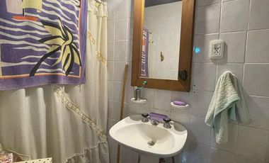 Casa en venta de 3 ambientes con patio y quincho con dormitorio y cocina -Wilde