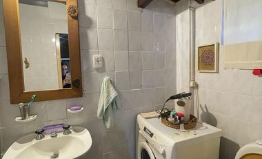 Casa en venta de 3 ambientes con patio y quincho con dormitorio y cocina -Wilde