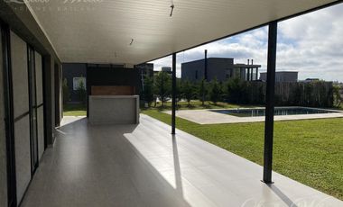 Casa en venta con renta en Lagos de Canning