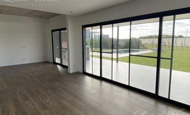 Casa en venta con renta en Lagos de Canning