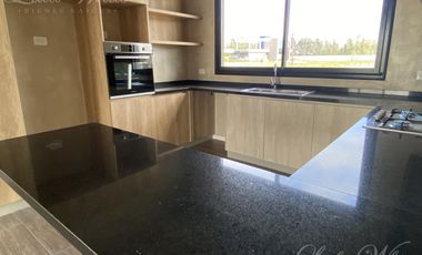 Casa en venta con renta en Lagos de Canning