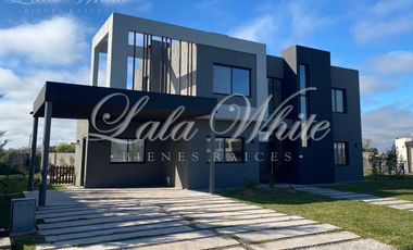 Casa en venta con renta en Lagos de Canning