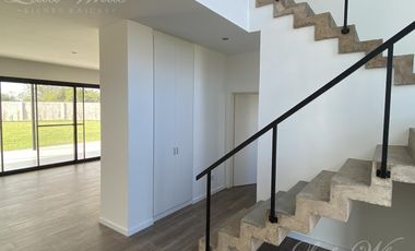 Casa en venta con renta en Lagos de Canning