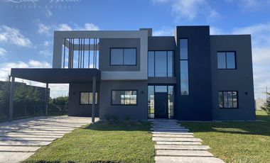 Casa en venta con renta en Lagos de Canning