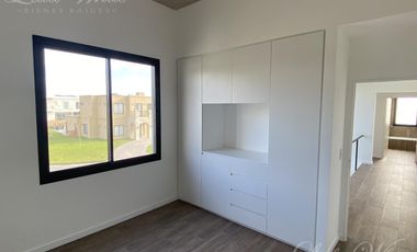Casa en venta con renta en Lagos de Canning