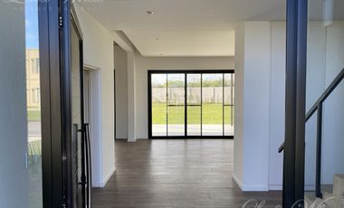 Casa en venta con renta en Lagos de Canning