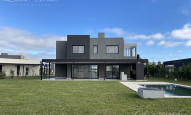 Casa en venta con renta en Lagos de Canning