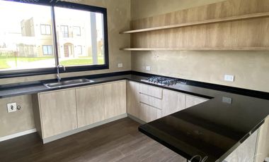 Casa en venta con renta en Lagos de Canning