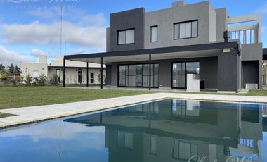 Casa en venta con renta en Lagos de Canning
