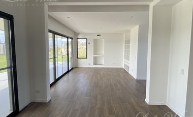 Casa en venta con renta en Lagos de Canning