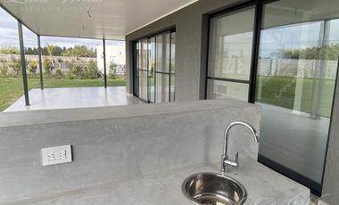 Casa en venta con renta en Lagos de Canning