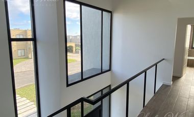 Casa en venta con renta en Lagos de Canning