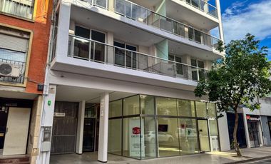 Espectacular local comercial a una cuadra de Bv. Oroño