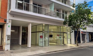 Espectacular local comercial a una cuadra de Bv. Oroño