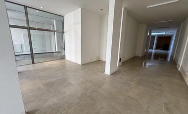 Espectacular local comercial a una cuadra de Bv. Oroño