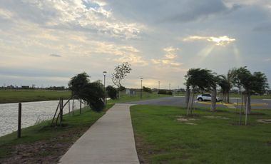 Terreno en venta Vida Club de Campo  en FUNES, Lote 60  con fondo al reservorio y fondo norte