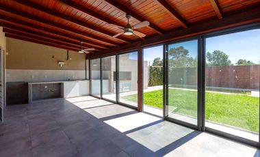 VENTA/PERMUTA- Casa 3 dormitorios. Alvear.