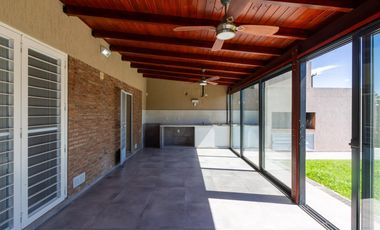 VENTA/PERMUTA- Casa 3 dormitorios. Alvear.