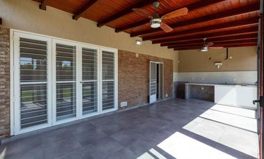 VENTA/PERMUTA- Casa 3 dormitorios. Alvear.