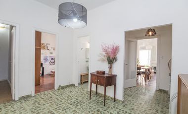 ¡Encantador PH de 5 ambientes en Mataderos con dos patios y Terraza!