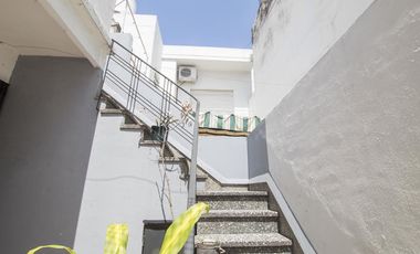 ¡Encantador PH de 5 ambientes en Mataderos con dos patios y Terraza!