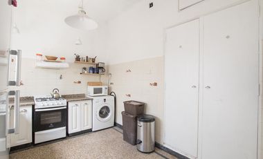 ¡Encantador PH de 5 ambientes en Mataderos con dos patios y Terraza!