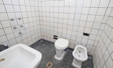 ¡Encantador PH de 5 ambientes en Mataderos con dos patios y Terraza!