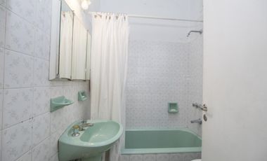 ¡Encantador PH de 5 ambientes en Mataderos con dos patios y Terraza!
