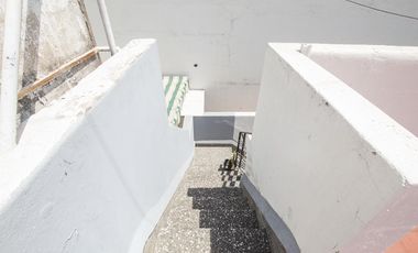 ¡Encantador PH de 5 ambientes en Mataderos con dos patios y Terraza!