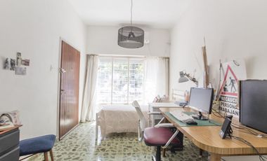 ¡Encantador PH de 5 ambientes en Mataderos con dos patios y Terraza!
