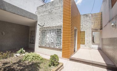 ¡Encantador PH de 5 ambientes en Mataderos con dos patios y Terraza!
