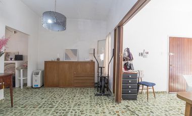 ¡Encantador PH de 5 ambientes en Mataderos con dos patios y Terraza!