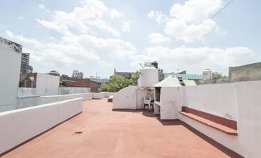 ¡Encantador PH de 5 ambientes en Mataderos con dos patios y Terraza!