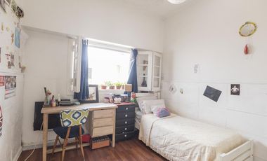 ¡Encantador PH de 5 ambientes en Mataderos con dos patios y Terraza!
