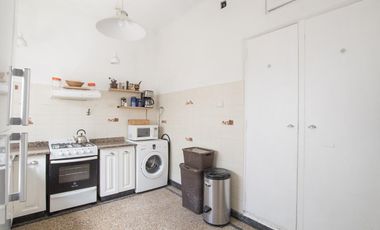 ¡Encantador PH de 5 ambientes en Mataderos con dos patios y Terraza!