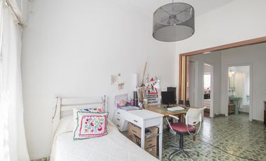 ¡Encantador PH de 5 ambientes en Mataderos con dos patios y Terraza!