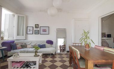 ¡Encantador PH de 5 ambientes en Mataderos con dos patios y Terraza!
