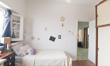 ¡Encantador PH de 5 ambientes en Mataderos con dos patios y Terraza!
