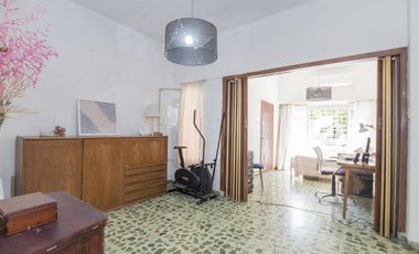 ¡Encantador PH de 5 ambientes en Mataderos con dos patios y Terraza!