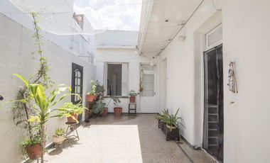 ¡Encantador PH de 5 ambientes en Mataderos con dos patios y Terraza!