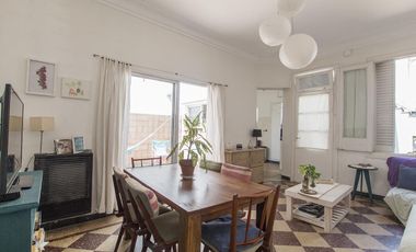 ¡Encantador PH de 5 ambientes en Mataderos con dos patios y Terraza!
