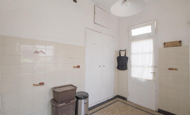 ¡Encantador PH de 5 ambientes en Mataderos con dos patios y Terraza!