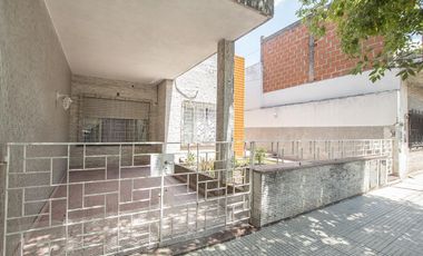 ¡Encantador PH de 5 ambientes en Mataderos con dos patios y Terraza!