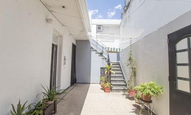 ¡Encantador PH de 5 ambientes en Mataderos con dos patios y Terraza!
