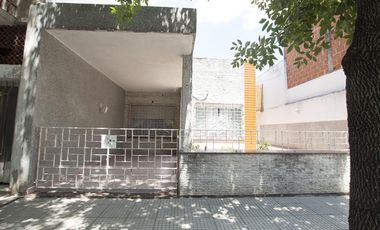 ¡Encantador PH de 5 ambientes en Mataderos con dos patios y Terraza!