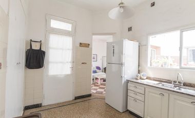 ¡Encantador PH de 5 ambientes en Mataderos con dos patios y Terraza!